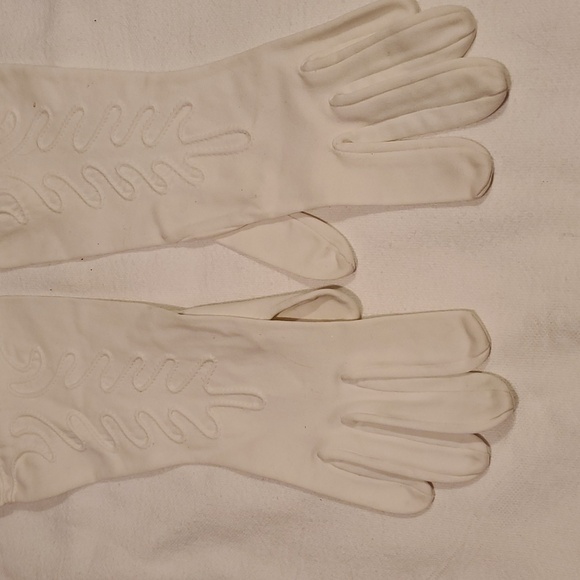 Vintage Elegant White Longer Gloves with Embroidered Design - Picture 4 of 10